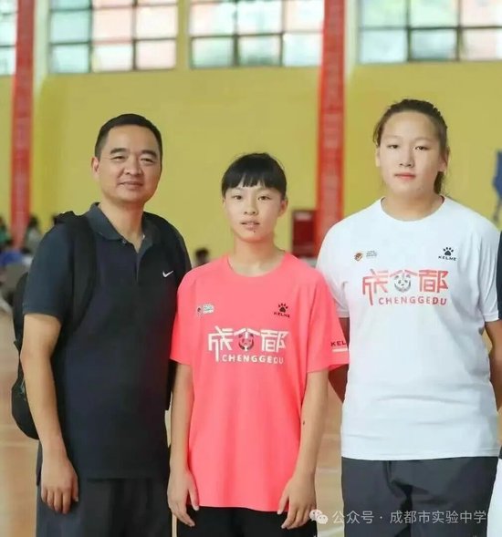 王雨桐，成都市实验中学初2016级8班学生，现就读于北京大学。图中右一为王雨桐。