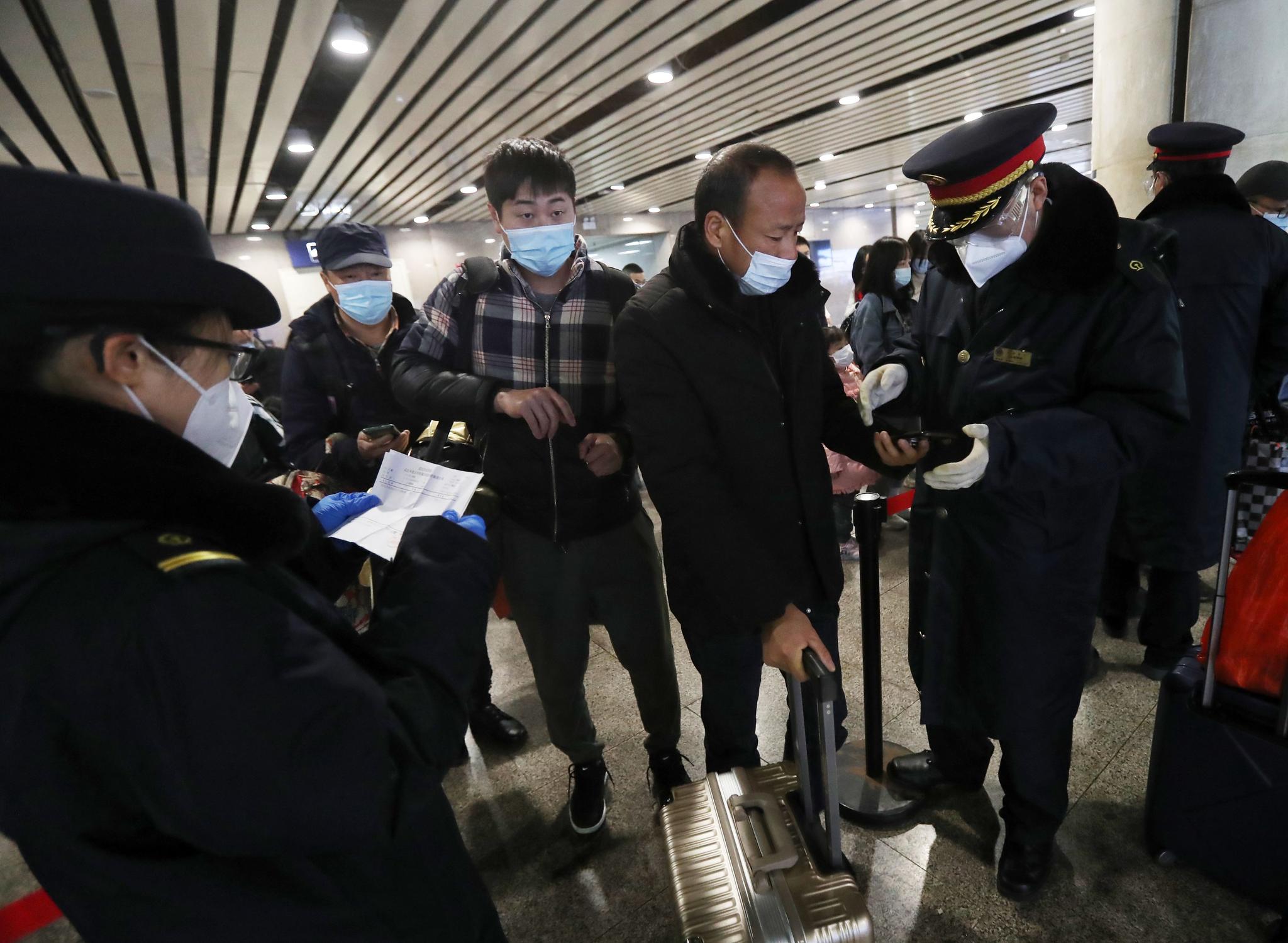 除了纸质版证明外，旅客也可以出示有效的电子版核酸检测证明。新京报记者 王贵彬 摄