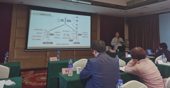 何刚老师在成都市初中生物骨干教师培训会上做主题分享