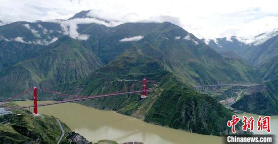 圖為雅康高速瀘定大渡河大橋。 劉忠俊 攝