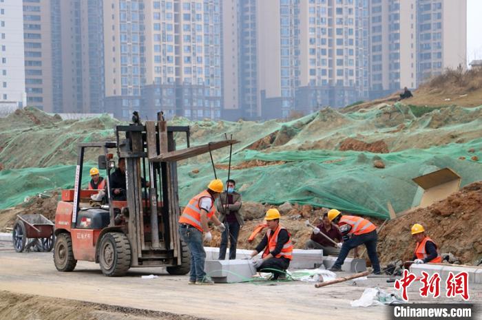 成洛简快速路工程（四环至五环段）项目工地一片繁忙景象。　刘忠俊 摄