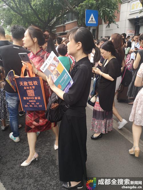 人群中等待的张妈妈