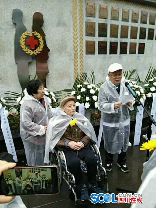 今年清明节前夕,泸州南寿山墓园迎来一位特殊的祭拜者——陶铁汉。田明艳供图