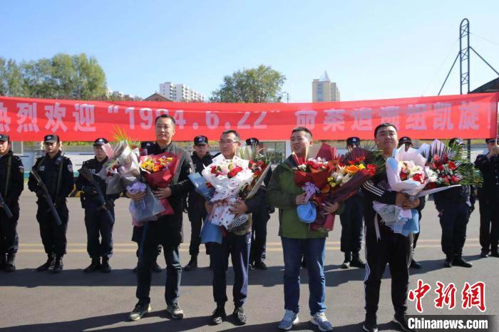 图为专案组凯旋。警方供图