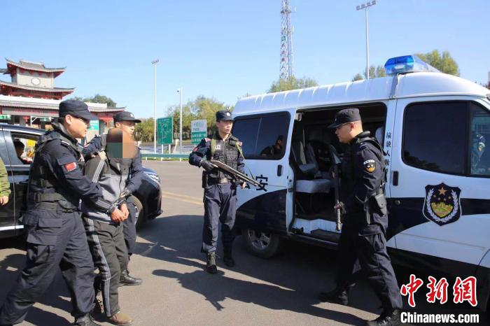 图为押解途中。警方供图