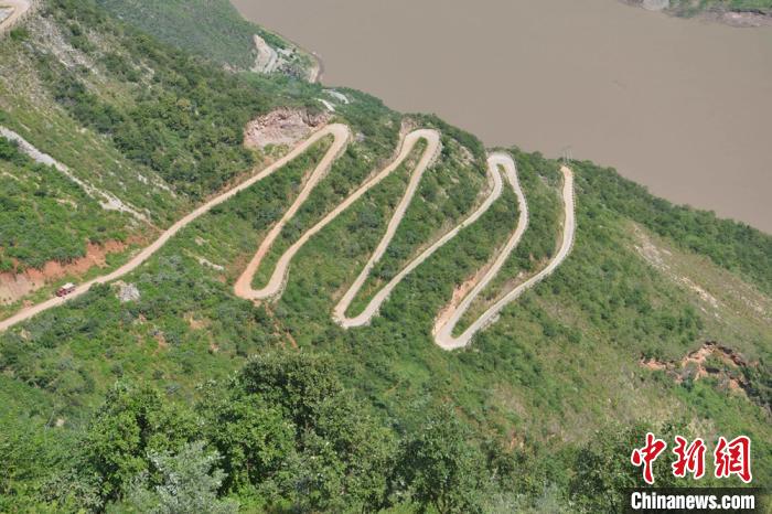 “天路”28道拐見證涼山交通巨變。 張浪 攝