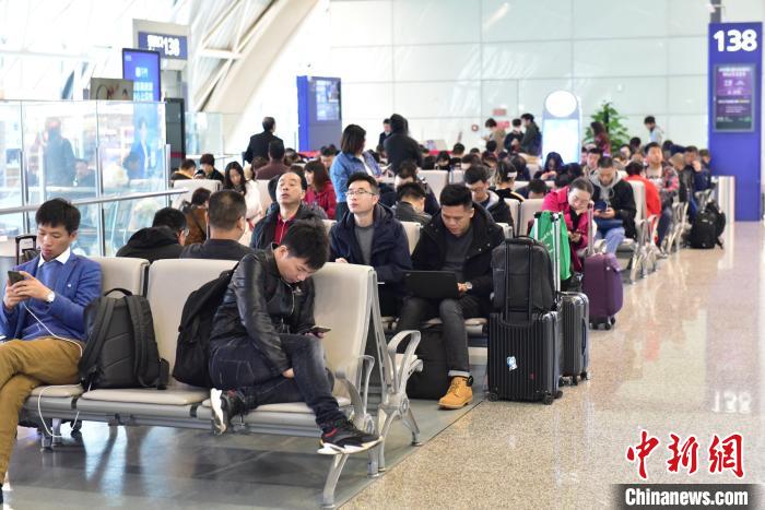 12月9日,旅客在成都机场等待登机。(成都机场供图)