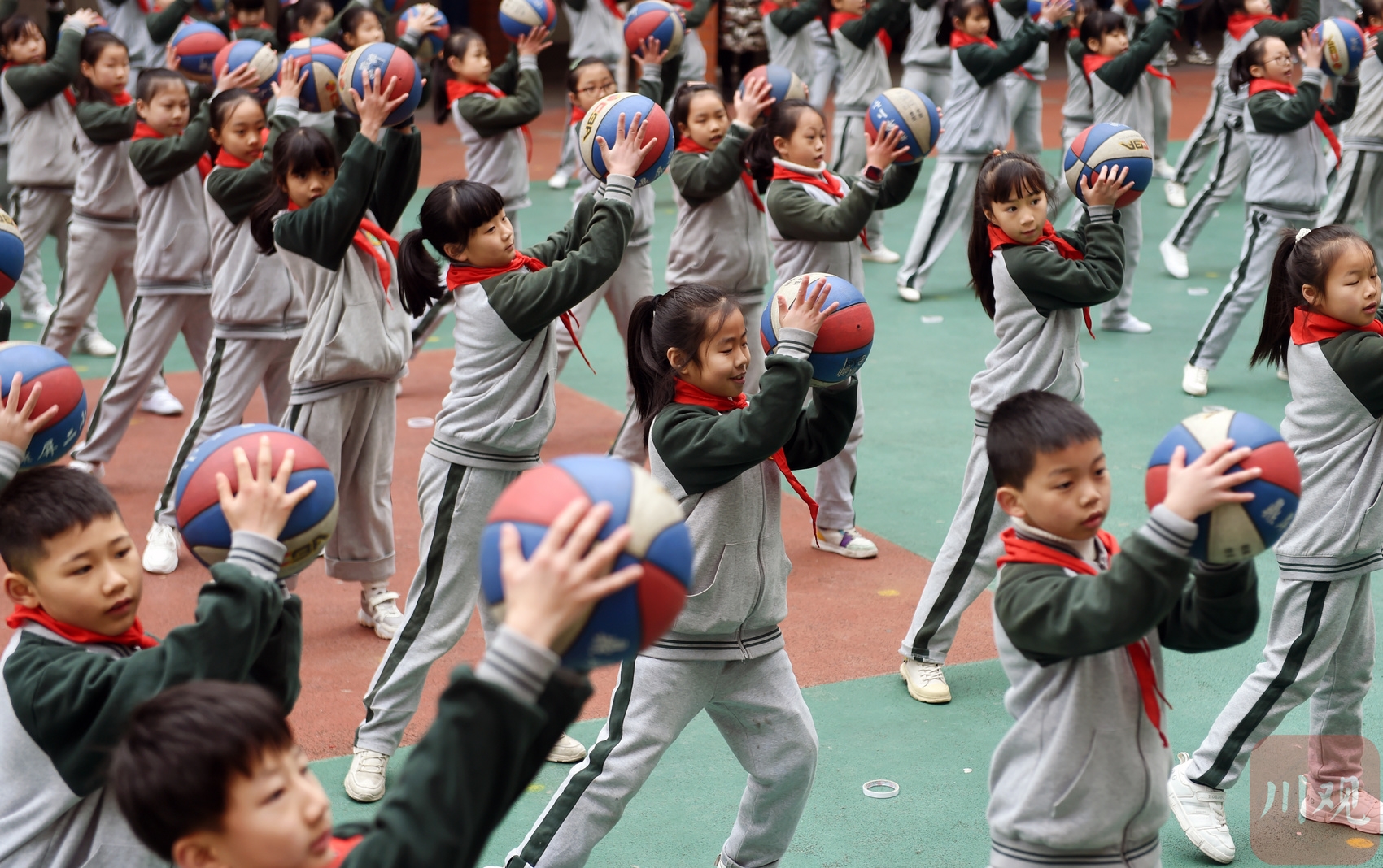 广安市邻水县鼎屏镇第二小学，学生在课间做“篮球操”。康建林/摄