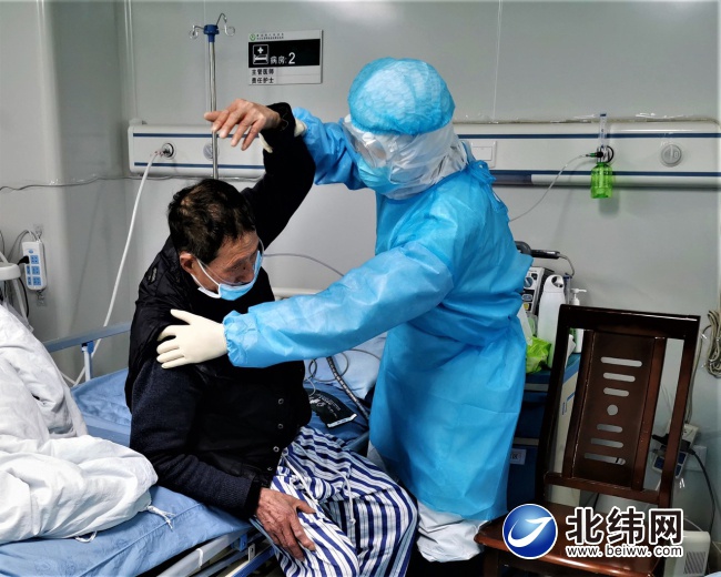 医生在隔离病房为新冠患者做康复训练