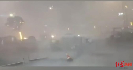 ↑大風(fēng)將街面上的錐形桶等吹走