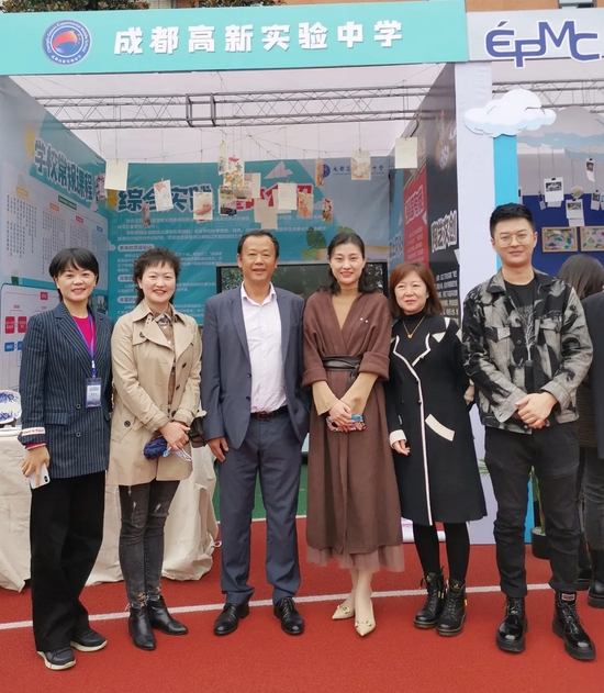 杨秀东副校长向参展嘉宾介绍成都高新实验中学综合实践课程成果