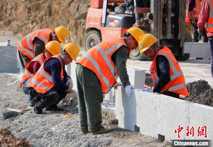 成洛简快速路工程(四环至五环段)项目工地上忙碌的建筑者。　刘忠俊 摄