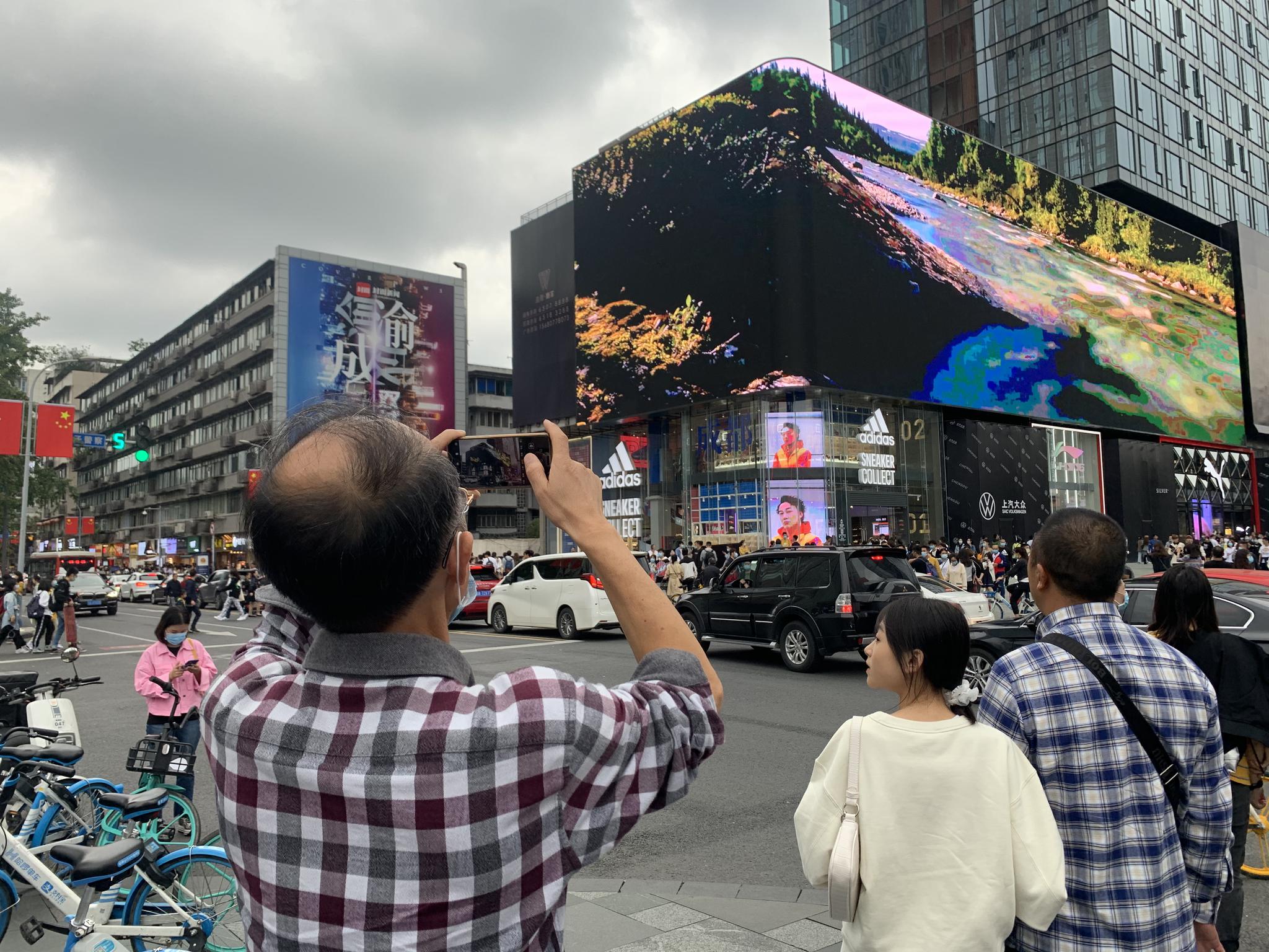 火上热搜的“成都太古里裸眼3D大屏” 10月1日才上线还有夜晚版_手机新浪网