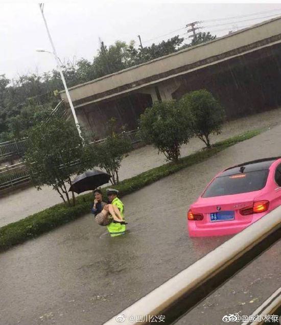 “交警公主抱美女”事件原图