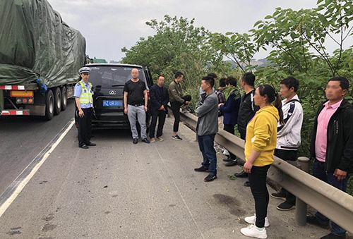 交警查处现场。