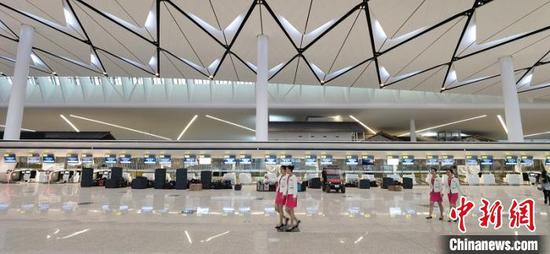 成都天府国际机场T1航站楼登机手续办理柜台。 刘忠俊 摄