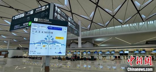 成都天府国际机场T1航站楼指示牌。 刘忠俊 摄