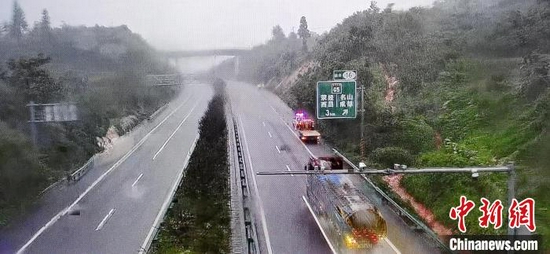 四川多条高速公路收费站点因强降雨临时关闭。　四川高速交警四支队 供图