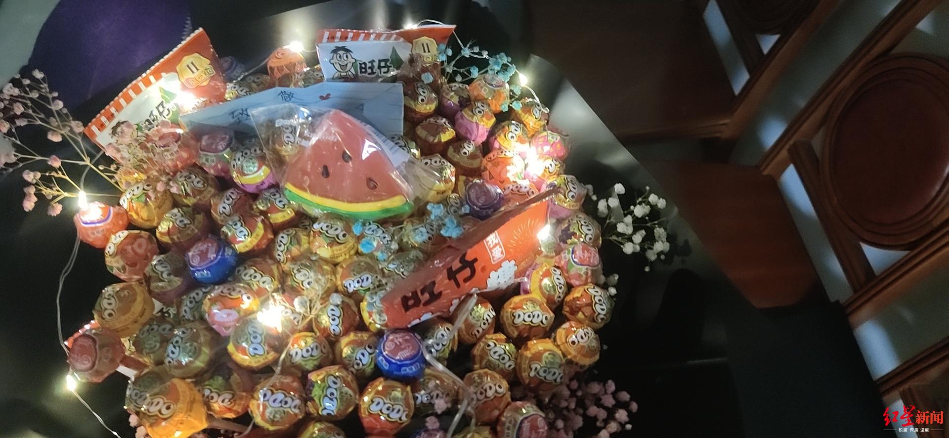 “棒棒糖鲜花”加装了彩灯和干花装饰(受访者供图)