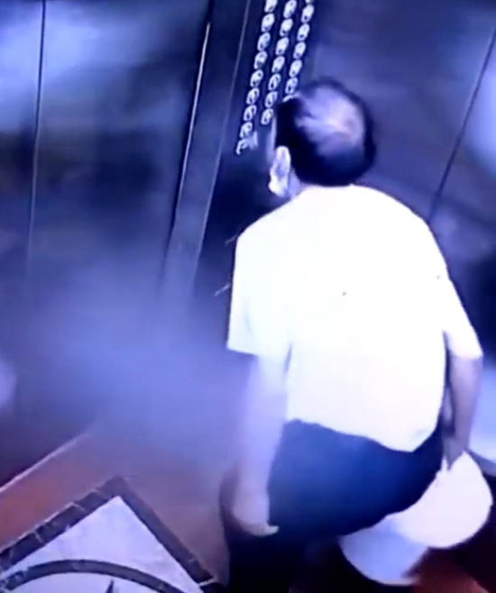 大爷往电梯按键上吐口痰 视频截图