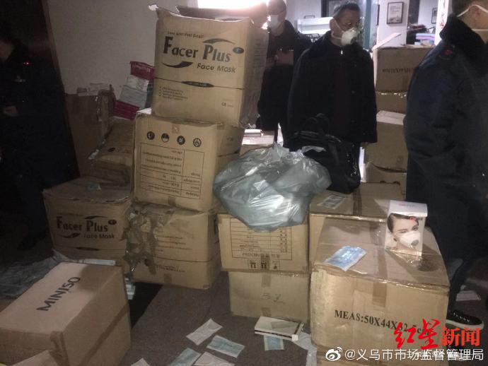 ↑義烏市場(chǎng)監(jiān)管部門執(zhí)法人員調(diào)查中