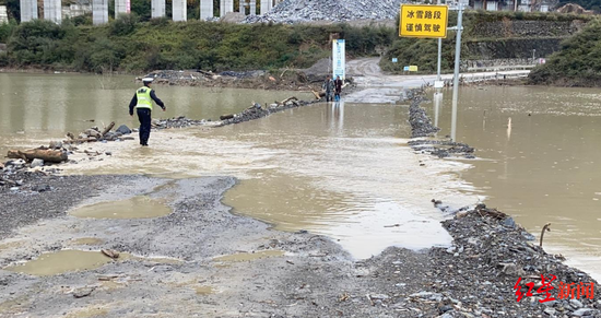 該路段沿線多處路段涉水,路況極差