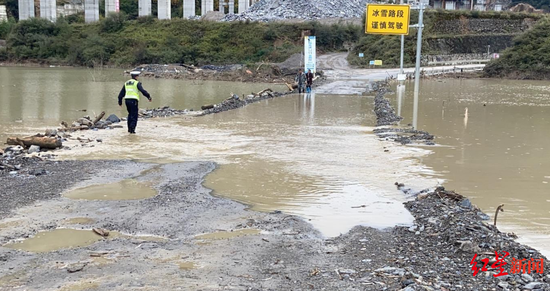 该路段沿线多处路段涉水，路况极差