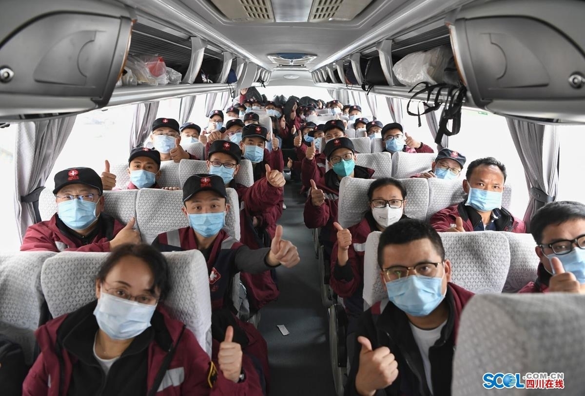 2月4日，四川省第四批援助湖北医疗队出征。出发前，医护人员竖起大拇指为自己鼓劲，并合影留念。