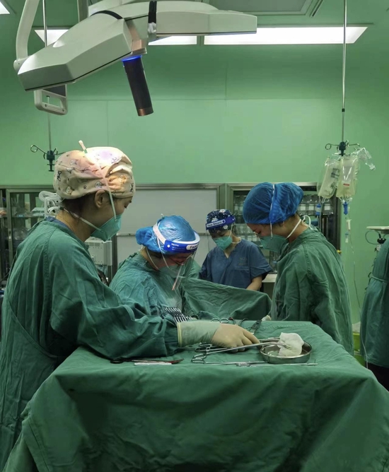 　2022年12月23日，省妇幼保健院产科主任医师李灵玲带领医护人员正在给王丽（化名）做手术。省妇幼保健院供图