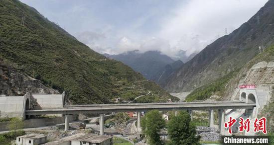 连通大山的成兰铁路榴桐寨桥。（航拍图片）　刘忠俊　摄