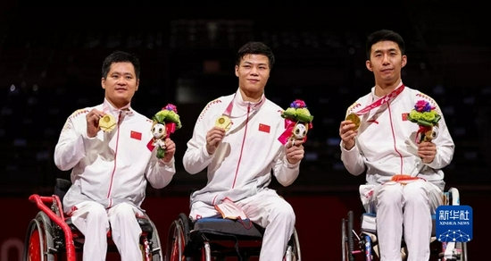李豪（上图左二）同队友获得东京残奥会男子花剑团体金牌。受访者供图