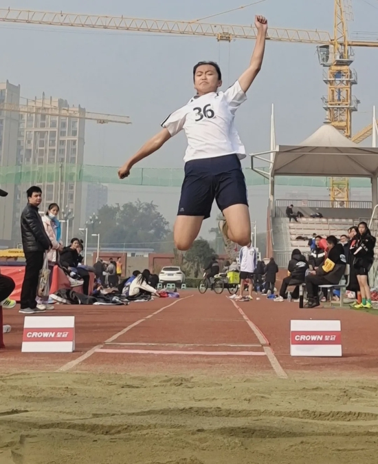 7年级9班刘钰杞同学在女子丙组跳远比赛中获全市第一名