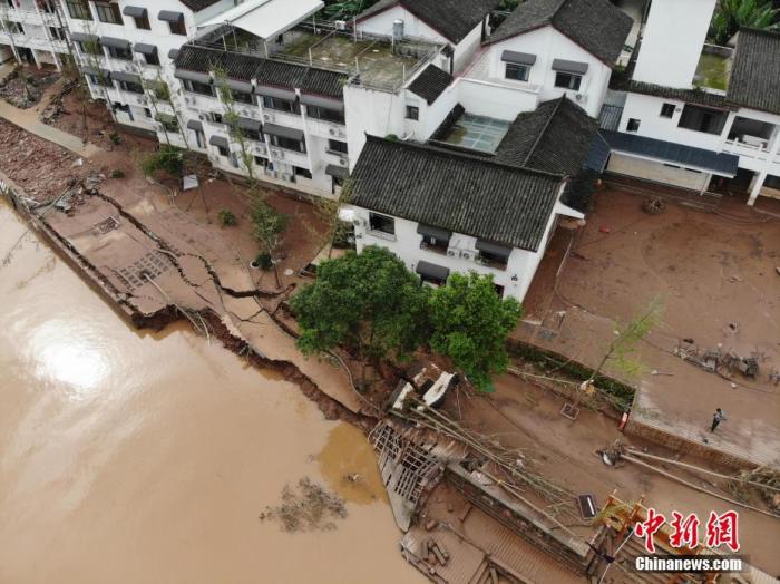 8月19日，洪水退去后的成都黄龙溪古镇，沿江部分区域受损。受17日强降雨天气影响，四川省成都市双流区黄龙溪古镇被淹。 中新社记者 张浪 摄