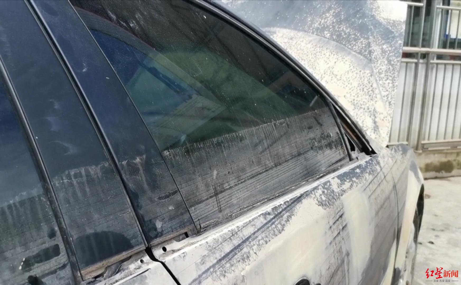 洪水淹沒到車窗玻璃