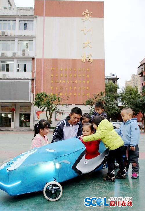 小朋友们在观看于勇俊的新能源“汽车” 王超明 摄