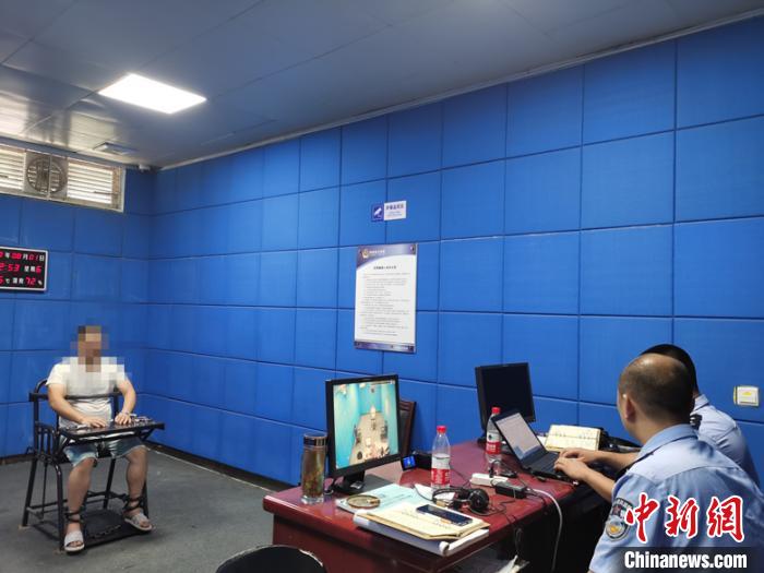 警方審訊犯罪嫌疑人洪某某。 青陽(yáng) 攝