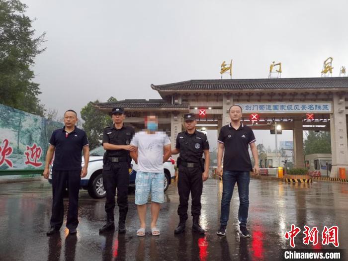 潛逃11年的犯罪嫌疑人洪某某被抓獲歸案。 青陽(yáng) 攝