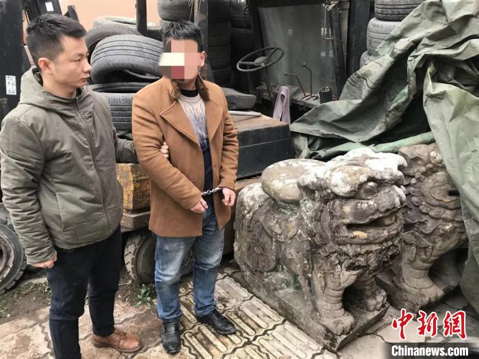 犯罪嫌疑人被警方控制,指認(rèn)現(xiàn)場。萬源公安供圖