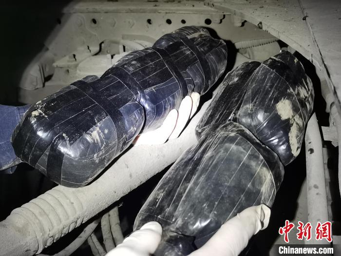 图为藏匿在车体中的毒品。 德宏边境管理支队供图