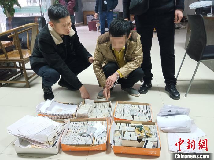 图为警方将犯罪嫌疑人抓获。荆州市公安局供图 荆州市公安局供图