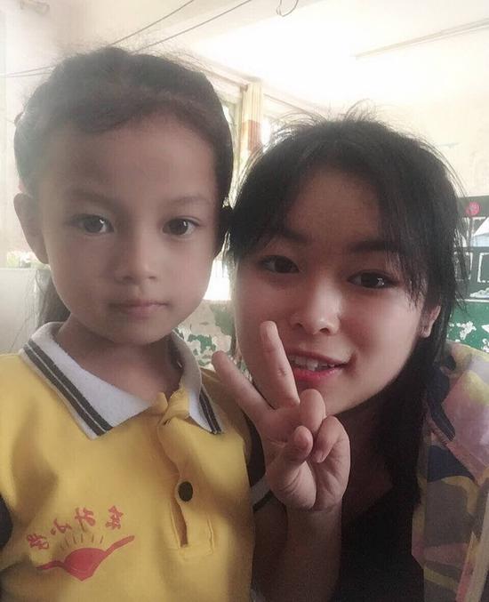 李莎和她的學生在一起