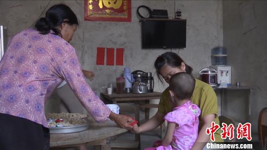 图为邓紫瑄一家团圆。 陶荣棕 摄