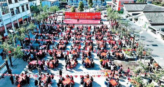年猪宴”现场 刘善文 摄