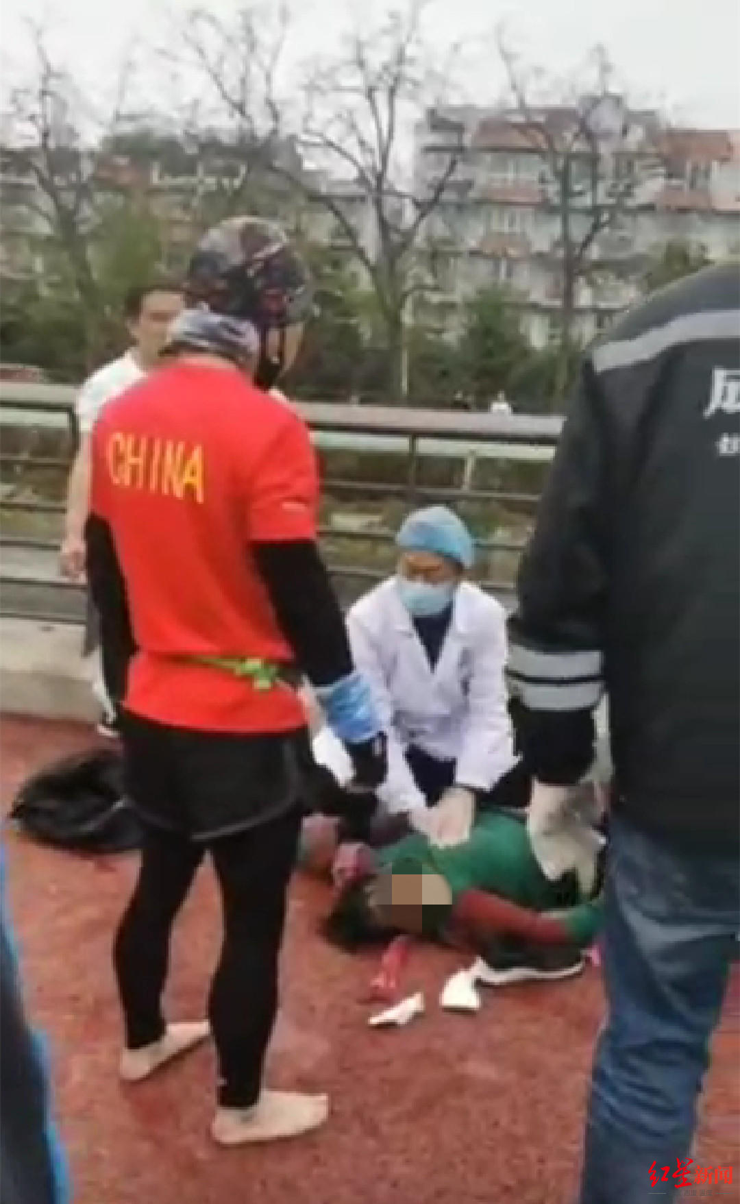 ↑王唐杰在现场(穿红衣服)。视频截图