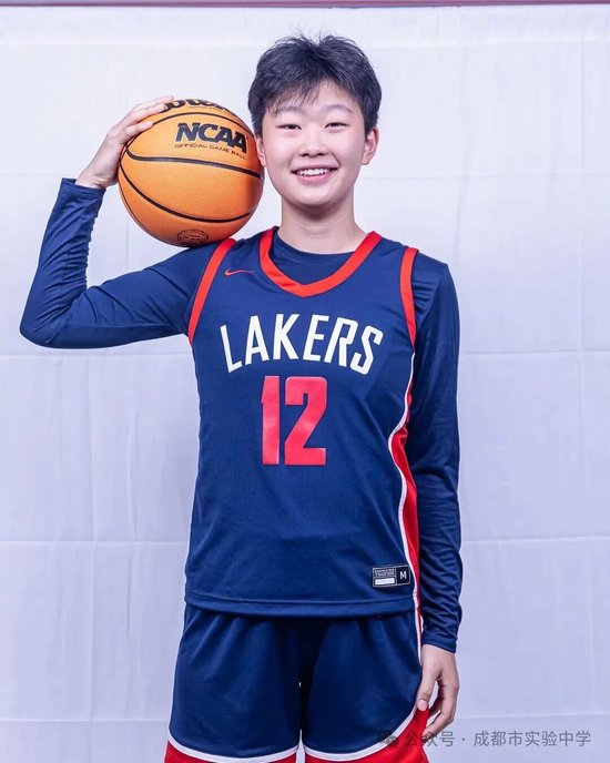 周逸凡，成都市实验中学训练营学生，现求学于美国。