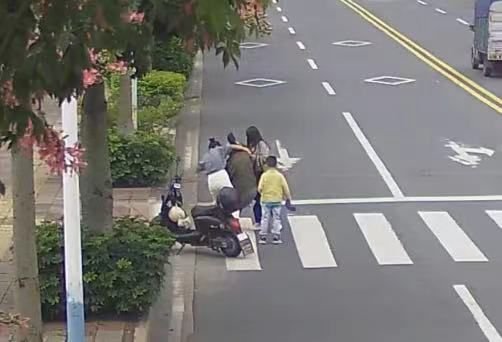 热心市民扶起摔倒在路边的老人。（视频截图，攀枝花市东区融媒体中心供图）