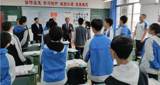 石室中学校长田间到校听课后与学生交流