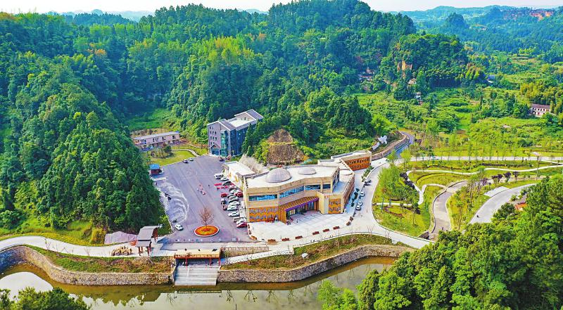 近日，威远县首个山水类文旅项目——石板河旅游区正式开放。石板河呈U形的河床由整块岩石构成，全长约7公里，有“中国最长石板河”之称。旅游区以石板河“水”为主题，打造了“水帘飞虹”“枕水山居”“响滩子瀑布”“水舞山涧”等13个精品景点。图为7月26日，威远县石板河旅游区俯瞰图。 威远县委宣传部供图