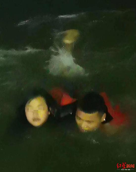 ↑落水的女同學被救起