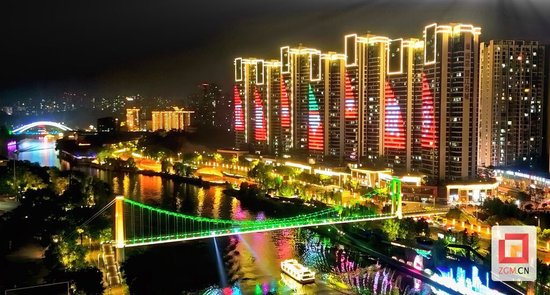 夜幕下的釜溪河是一幅流动的光影画卷 记者 曾涛 摄